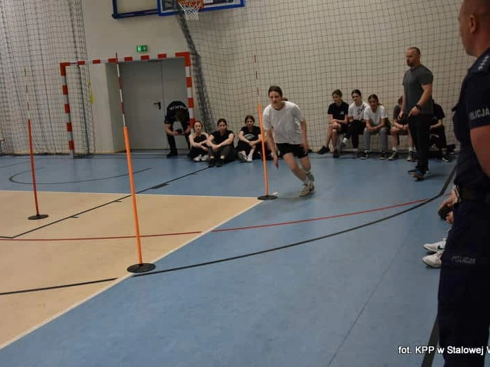 Uczniowie klas mundurowych przystąpili do testu sprawnościowego do policji