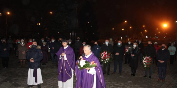 13 grudnia 2020 r. Modlitwy przed stalowowolską konkatedrą