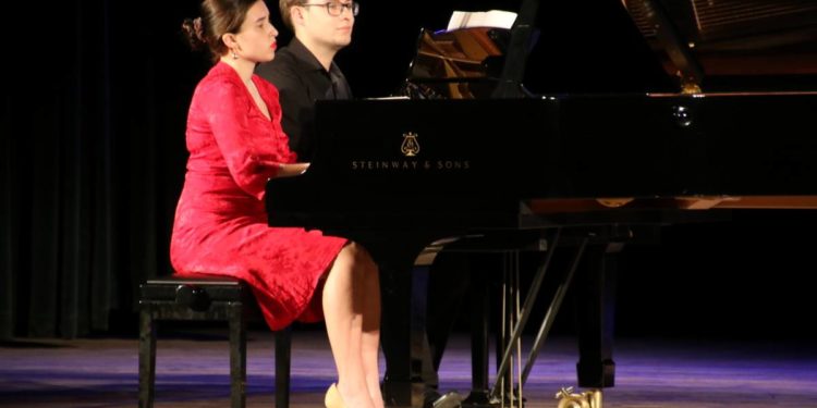 Na scenie przy fortepianie w koncercie na cztery ręce Julia Klarycka i Szymon Haczyk