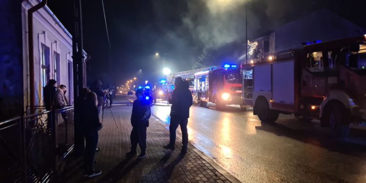 W działaniach ratowniczo-gaśniczych brały udział jednostki państwowej straży pożarnej z JRG Nisko, OSP Nowosielec, OSP Nisko, OSP Zarzecze, policja oraz zespół ratownictwa medycznego z Krzeszowa