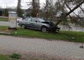 Wypadek na ulicy Okulickiego w Stalowej Woli. BMW uderzyło w drzewo Sztafeta.pl