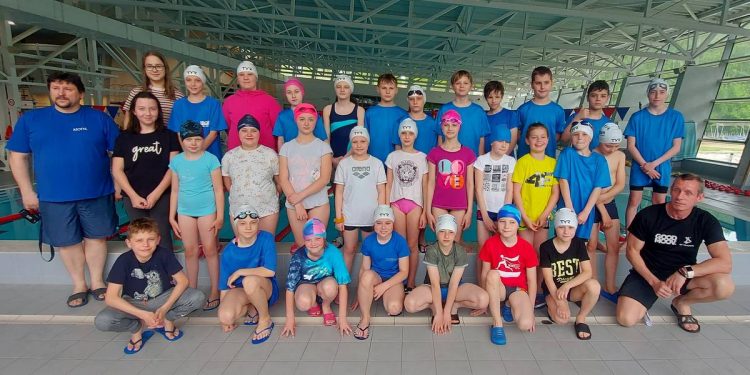 Reprezentacja Motyla MOSiR Stalowa Wola podczas Ogólnopolskich Drużynowych Zawodów Dzieci 10-11 lat w pływaniu, rozgrywanych na basenie w Stalowej Woli