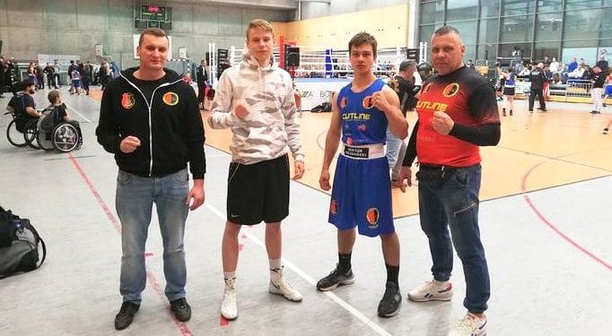 Reprezentacji Stali Boxing Team w Krakowie. Od lewej: Paweł Bielecki, Tobiasz Zarzeczny, Wiktor Majdański, trener Rafał Toporowski