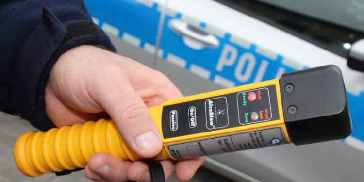 Badanie alkomatem wykazało u kierowcy renault 0,99 miligrama na litr alkoholu w wydychanym powietrzu