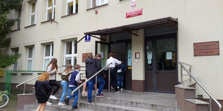 Uczniowie z PSP nr 4 w Stalowej Woli przekroczyli pierwszy raz po wakacyjnej przerwie szkolne mury