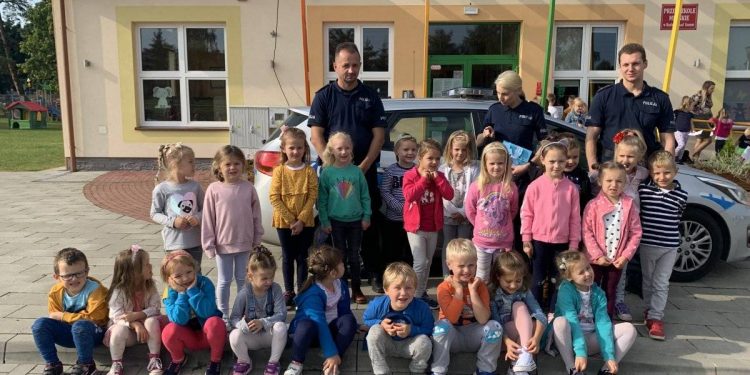 Niżańska policja rozmawia z przedszkolakami o bezpieczeństwie Sztafeta.pl