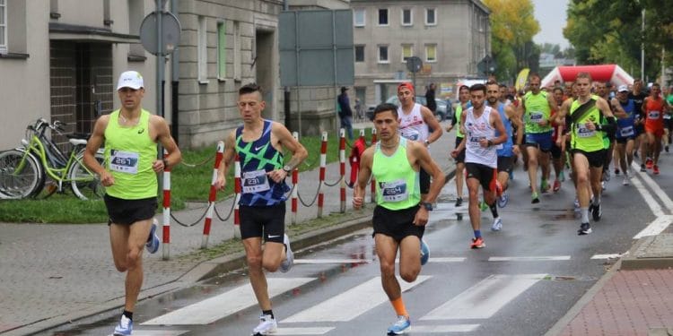 Od początku do końca ta trójka przewodziła stawce biegaczy. W środku zwycięzca Kamil Walczyk, z prawej Dmytro Didovodiuk, z lewej Damian Noga