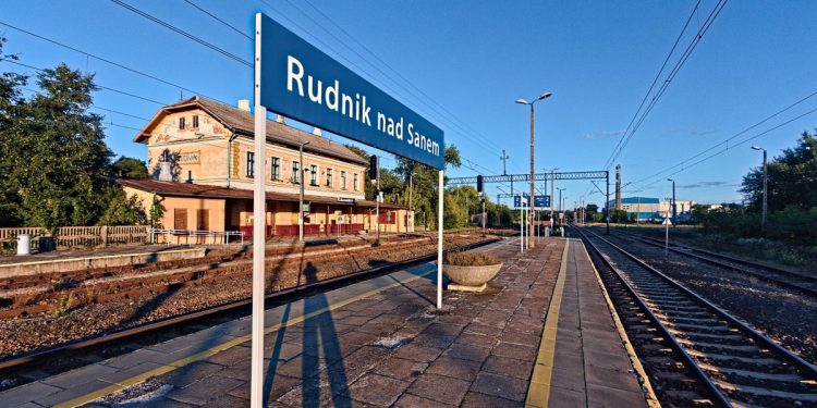 Peron i dworzec kolejowy w Rudniku nad Sanem
