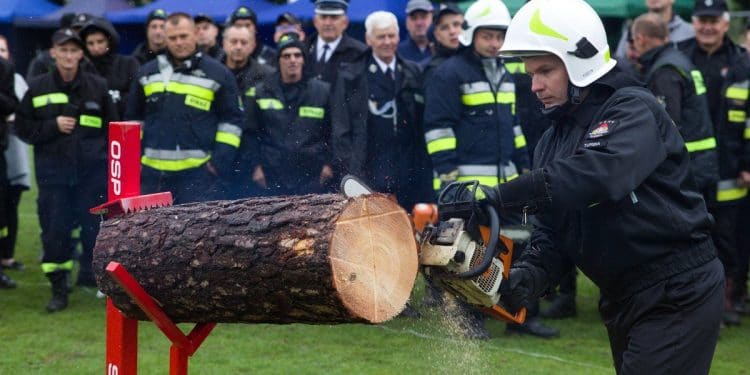 Konkurencja „Najlepszy drwal” na gminnych zawodach sportowo-pożarniczych w Skowierzynie