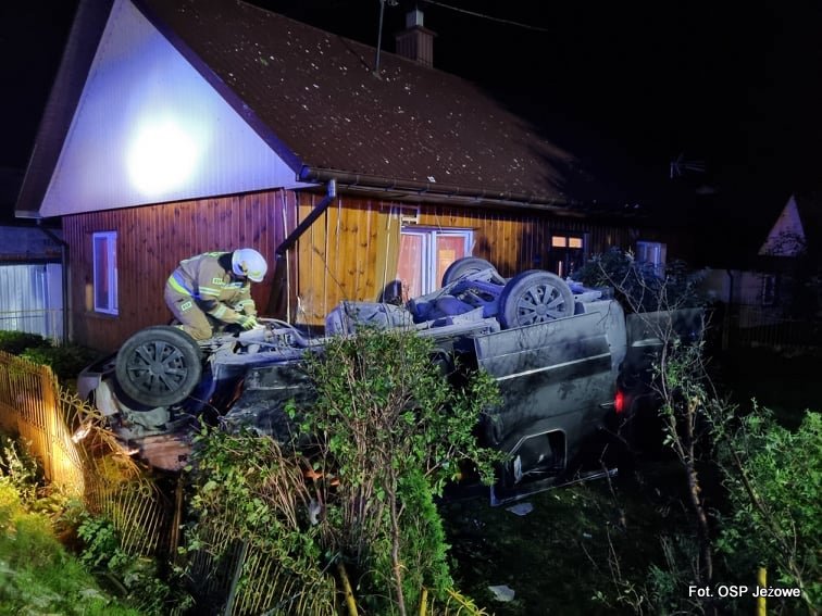 Wypadek w Jeżowem. Opel staranował ogrodzenie i uderzył w dom Sztafeta.pl