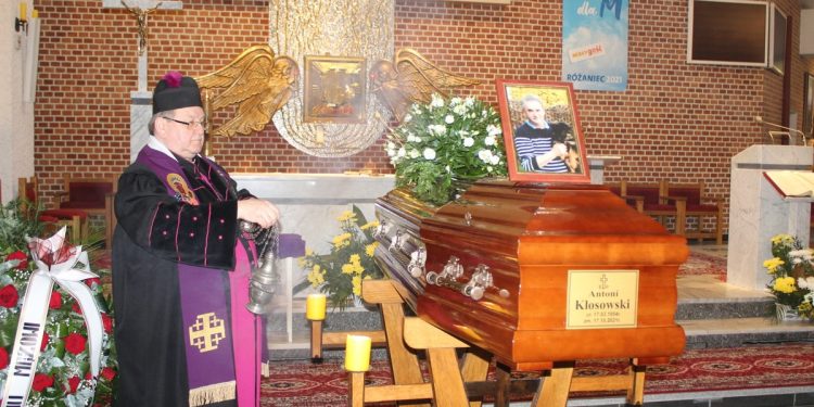Pogrzebową mszę św. w kościele pw. Trójcy Przenajświętszej w Stalowej Woli odprawił ks. Krzysztof Rusiecki, krajowy duszpasterz rzemieślników
