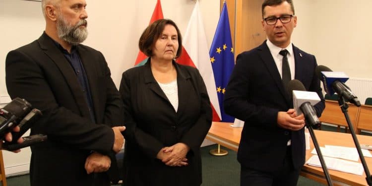 Radni Stalowowolskiego Porozumienia Samorządowego Andrzej Szymonik, Renata Butryn, Damian Marczak zorganizowali spotkanie w sprawie utrzymania miejskiej zieleni