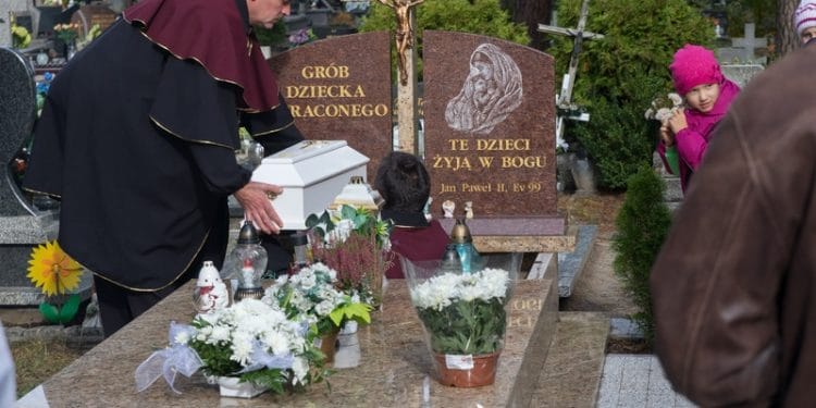 Grób Dziecka Utraconego na cmentarzu komunalnym w Stalowej Woli