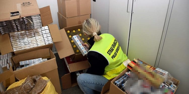 Strażnicy graniczni na targowisku w Stalowej Woli zabezpieczyli nielegalny towar o wartości 95 tysięcy złotych