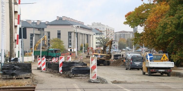Prace przy budowie ronda u zbiegu ulic Popiełuszki i Okulickiego w Stalowej Woli idą pełną parą