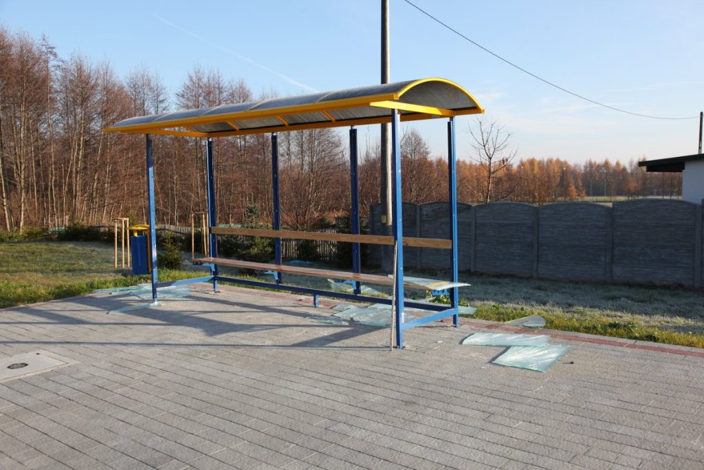 Zdewastowany przystanek autobusowy w Tarnobrzegu