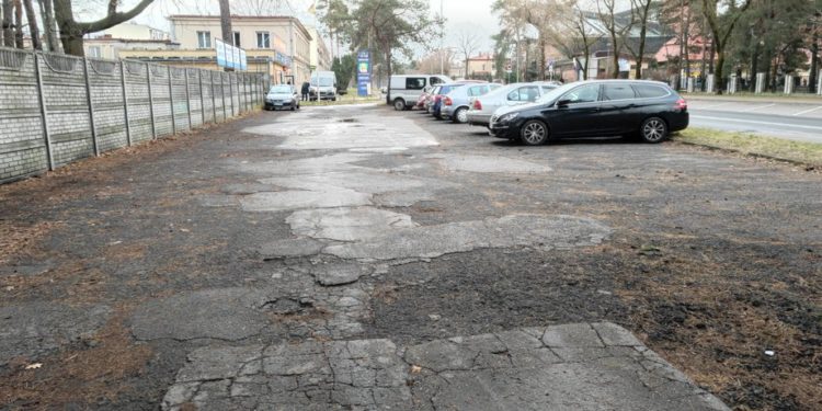 Stalowa Wola. Dziurawy parking naprzeciwko cmentarza Sztafeta.pl