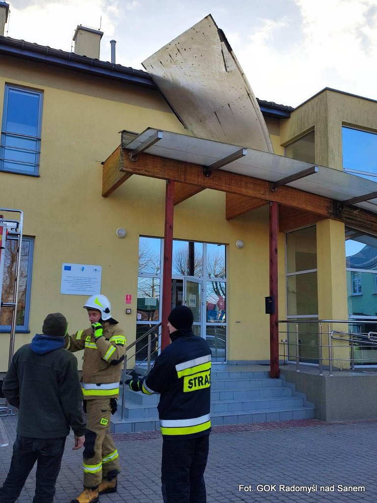 15 stycznia OSP w Chwałowicach usuwało skutki burzy, która dotknęła budynek GOK-u w Chwałowicach