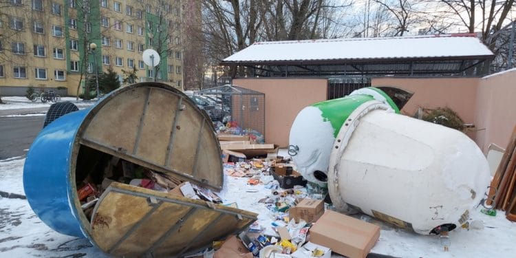 Wandale zniszczyli kontenery na ulicy Okulickiego w Stalowej Woli