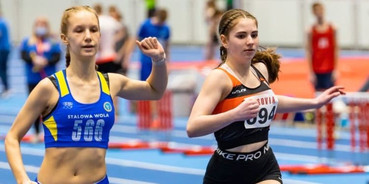 Niespełna 14-letnia Lena Radzik (z lewej) wygrała 6 serię biegu na 200 m, ustanawiając rekord życiowy czasem 28,94. Z prawej Milena Kulinowska z Resovii