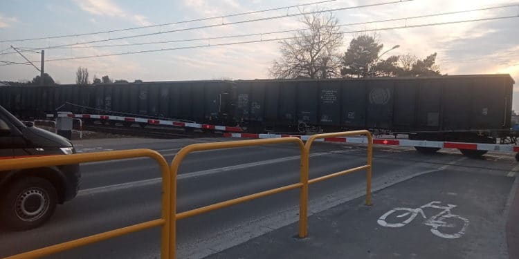 Ulica Popiełuszki zablokowana. Na przejeździe zepsuł się pociąg [AKTUALIZACJA] Sztafeta.pl