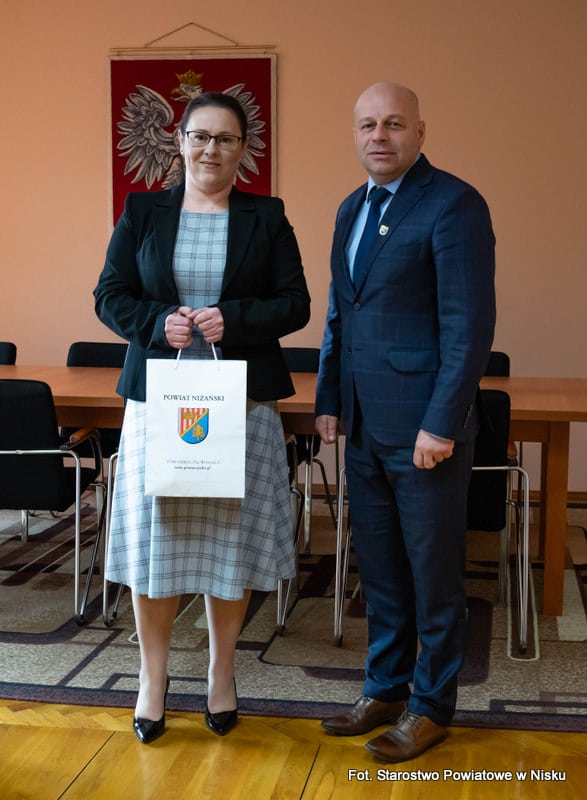 Objęcia stanowiska nowej dyrektor niżańskiego sanepidu Magdalena Rachwał pogratulował starosta niżański Robert Bednarz