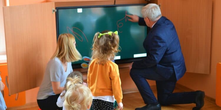 Monitor interaktywny to prezent władz Rudnika dla podopiecznych Przedszkola i Żłobka Miejskiego