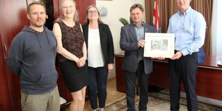 Delegacja z Norwegii otrzymała od burmistrza Niska Waldemara Ślusarczyka grafikę, przedstawiającą centrum miasta