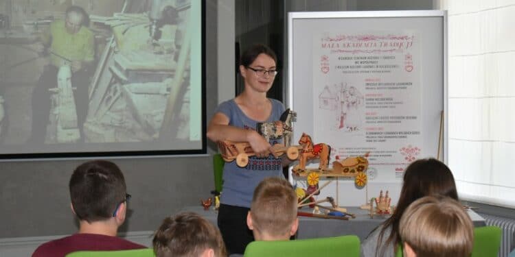 Justyna Niepokój – Gil z Muzeum Kultury Ludowej w Kolbuszowej pokazała jakimi zabawkami bawiono się na wsi
