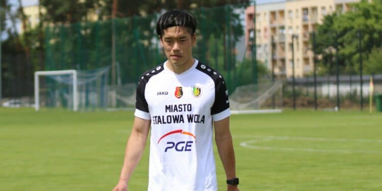 Kōsei Iwao jest w Polsce od dwóch lat. Pierwszym jego klubem była 4-ligowa Ilanka Rzepin, dla której zdobył 30 bramek