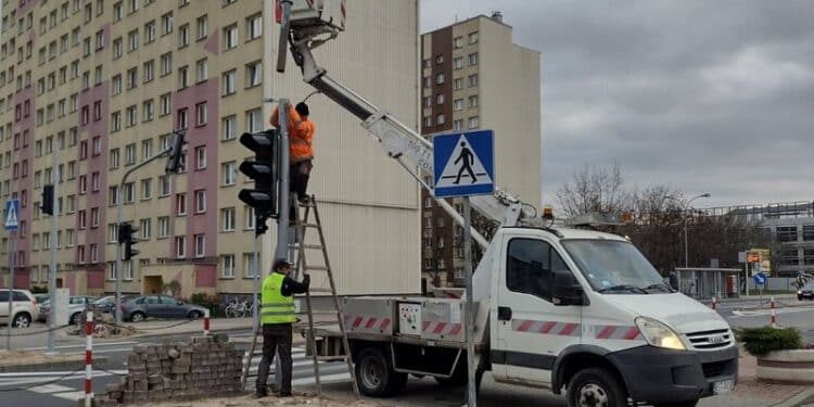 Prace przy nowej sygnalizacji świetlnej obok dworca PKS w Stalowej Woli