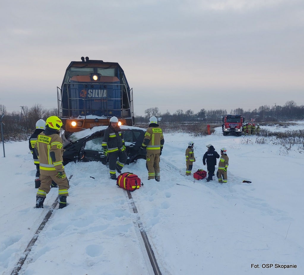 Dwie osoby ranne w zderzeniu pociągu z osobówką Sztafeta.pl