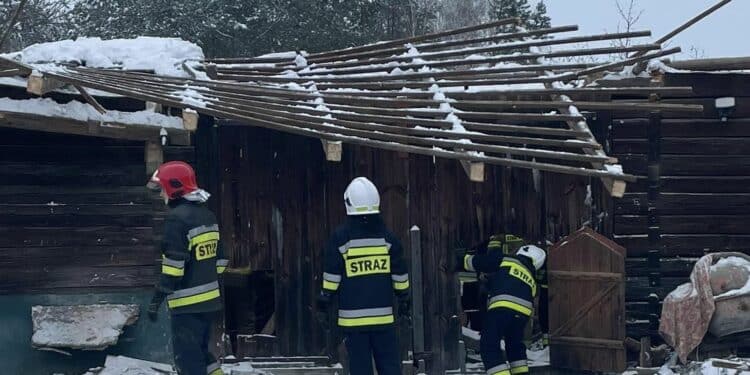 Pod naporem śniegu zawalił się dach stodoły Sztafeta.pl