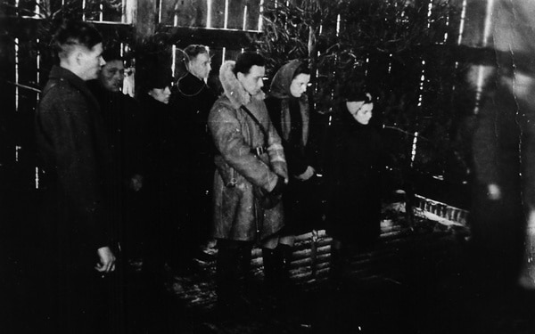 Oddział "Ojca Jana" w czasie mszy, zima 1943 r.