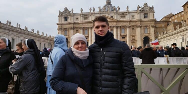 Dorota Buczyńska z synem Ignacym na placu św. Piotra, zaraz po zakończeniu uroczystości pogrzebowych Benedykta XVI