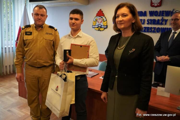 16-letni Szymon Hara z Niska odznaczony za uratowanie życie mamie Sztafeta.pl