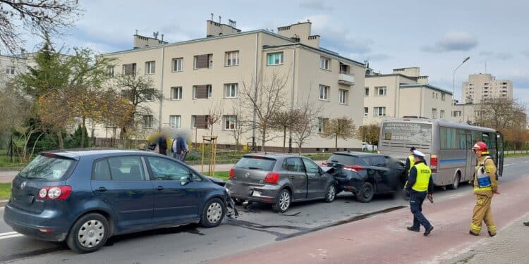 Wypadek na ulicy Popiełuszki. Zderzenie autobusu i trzech pojazdów osobowych Sztafeta.pl