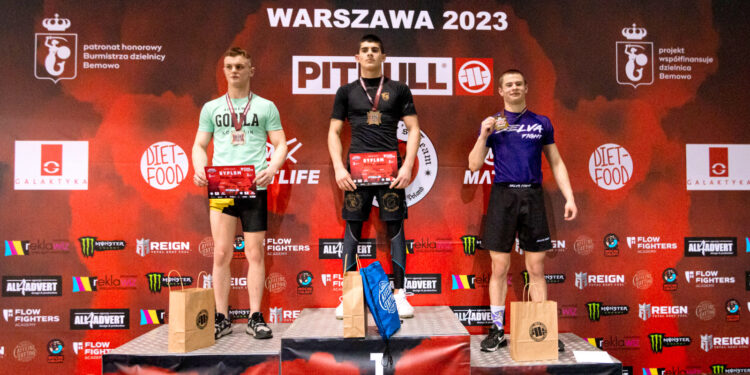 Na najwyższym stopniu podium Arsen Naslayn (FightSport Stalowa Wola), z lewej Brajan Kosiewicz (Academia Gorila Koszalin), z prawej Bartosz Tyrkiel (AniMMAls Zawiercie). Fot. Paweł Kunysz