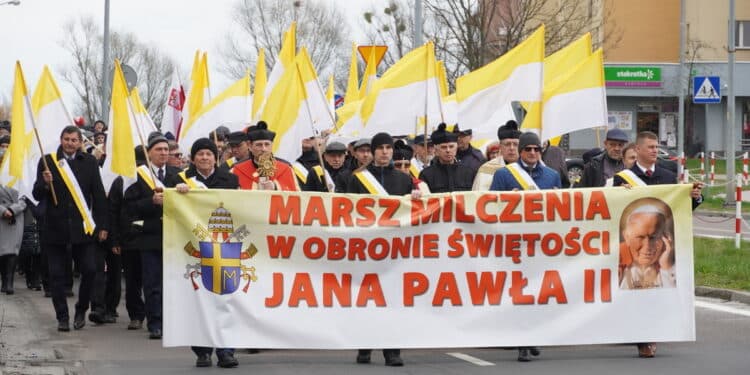 Stalowa Wola. Marsz Milczenia w obronie świętości Jana Pawła II Sztafeta.pl
