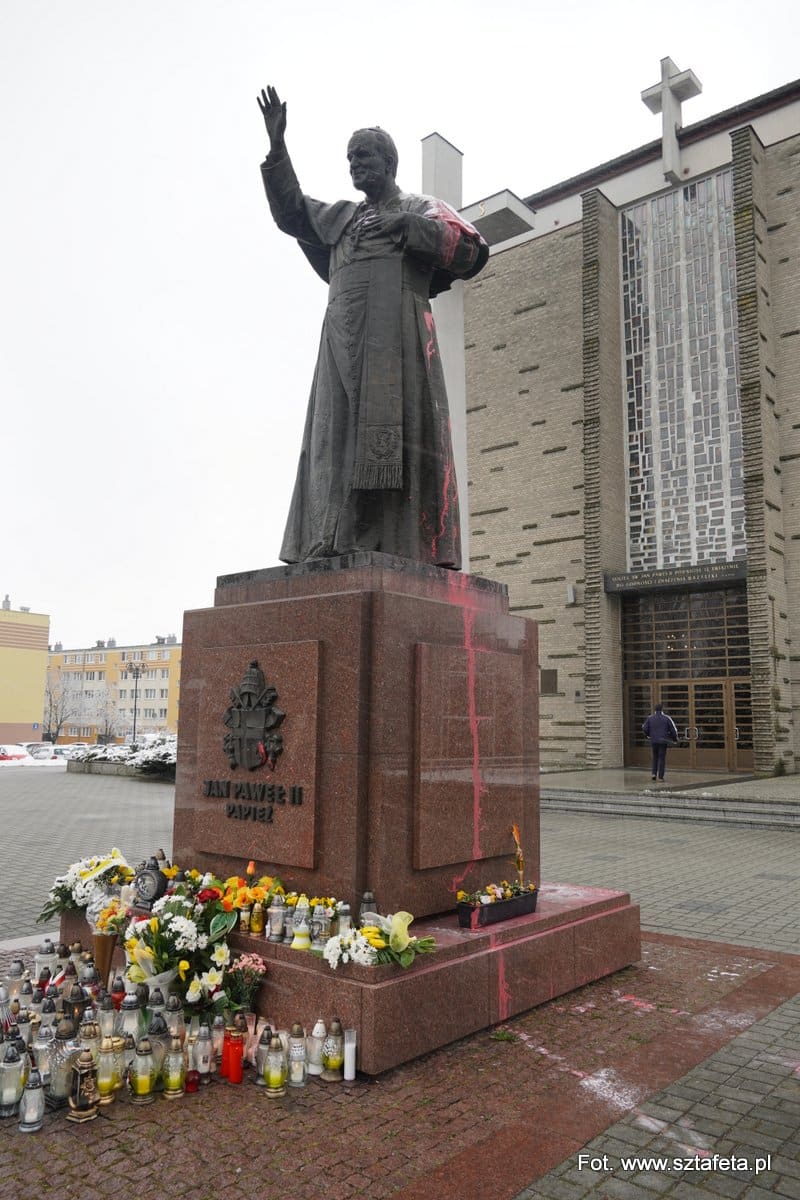 Pomnik św. Jana Pawła II oblany czerwoną cieczą Sztafeta.pl
