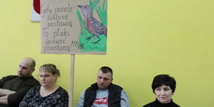 Z takimi m.in. transparentami przyszła 28 marca do Urzędu Gminy w Bojanowie grupa mieszkańców sołectwa Kołodzieje