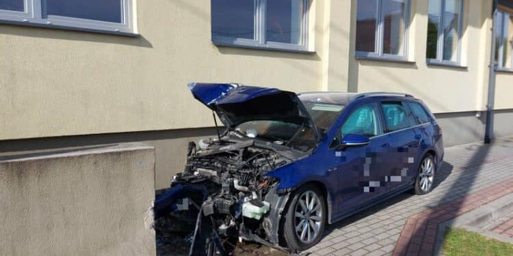 Stracił panowanie nad samochodem i uderzył w budynek Sztafeta.pl