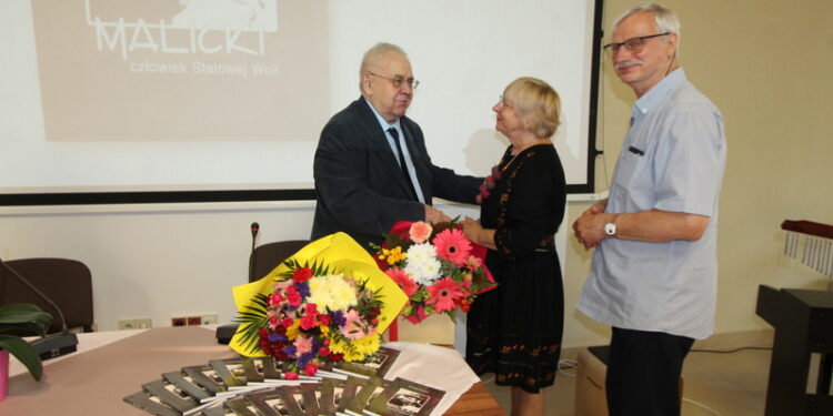 Dionizy Garbacz przyjmuje gratulacje od Grażyny Kosińskiej – córki dyrektora Malickiego i jej męża Witolda