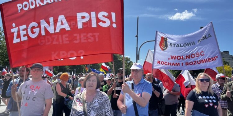 Stalowa Wola na wielkiej manifestacji opozycji Sztafeta.pl