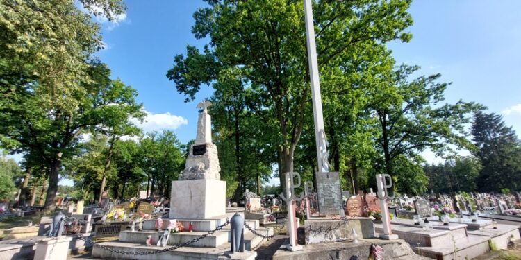 Pomnik żołnierzy AK (z prawej) ma odzyskać dawny blask. Z lewej obelisk powstańców styczniowych