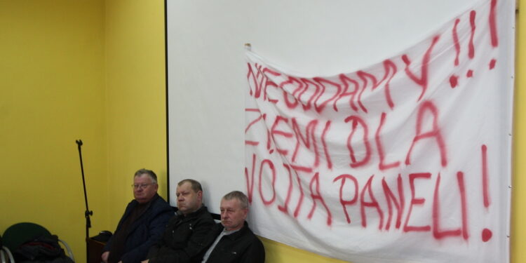 28 marca br. Urząd Gminy w Bojanowie. Jeden z transparentów przeciwników budowy farmy fotowoltaicznej