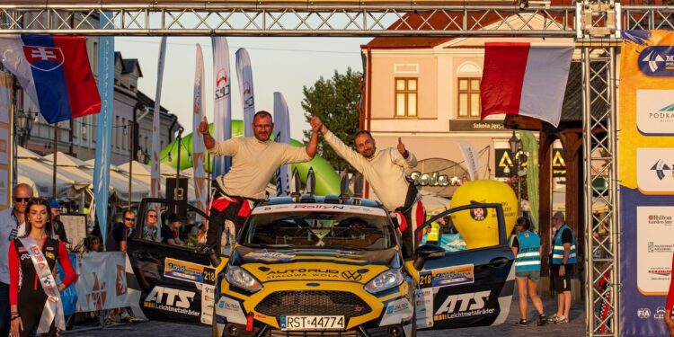Zdobywcy trzeciego miejsca w klasie Rally N1, Jerzy Niemiec (z prawej) i Tomasz Saganowski