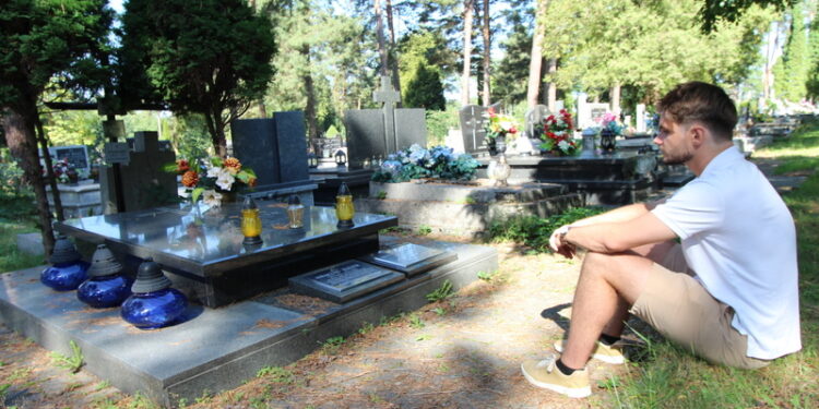Wrzesień 2023 r. Kevin Bauer przed grobem Gracjana i Ireny oraz ich syna Ryszarda